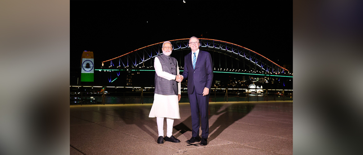  Prime Ministers of India and Australia in front of Majestic Harour Bridge illuminated  in tricolors